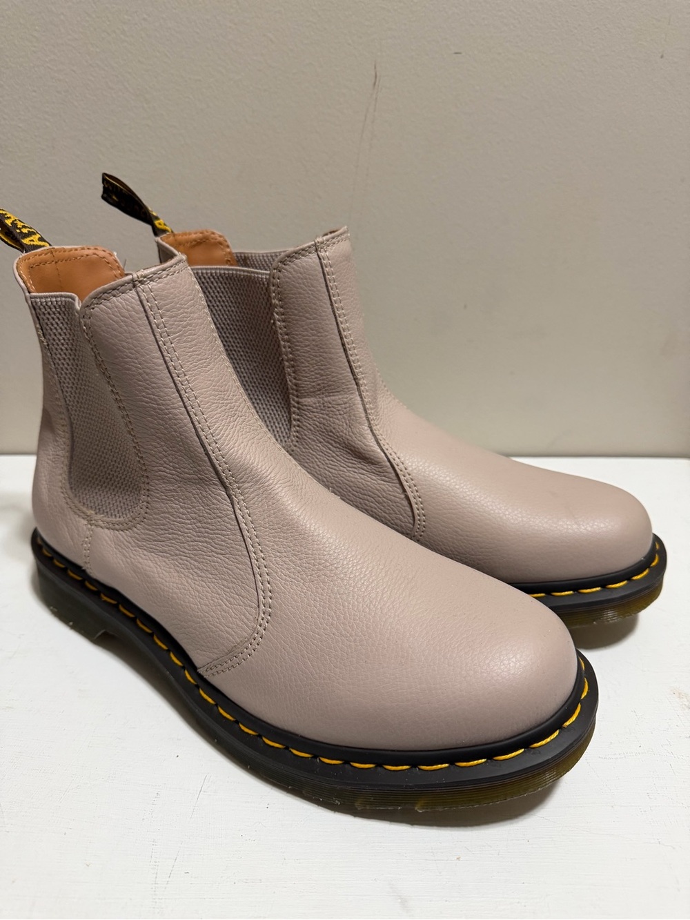 NWOT Dr. Martens 2976 Virginia Leather Chelsea Boots Vintage Taupe 11